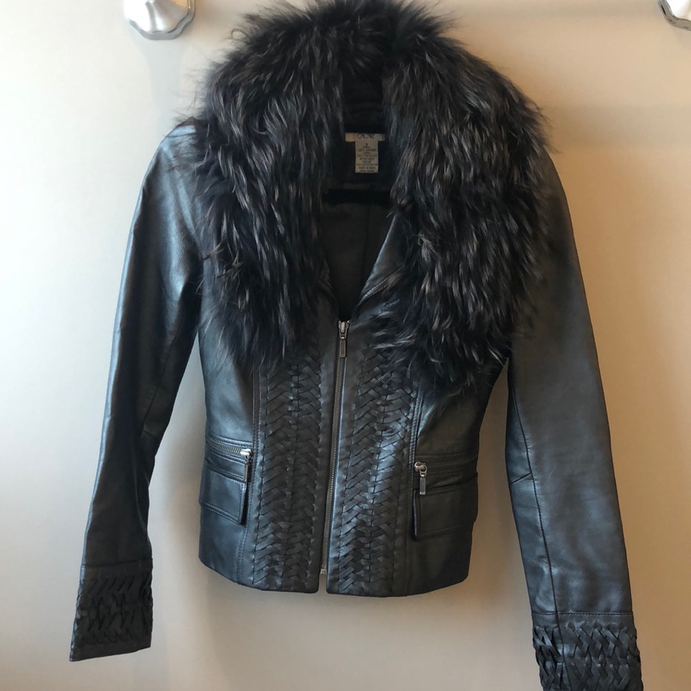 Cache size 0 leather jacket with fur collar